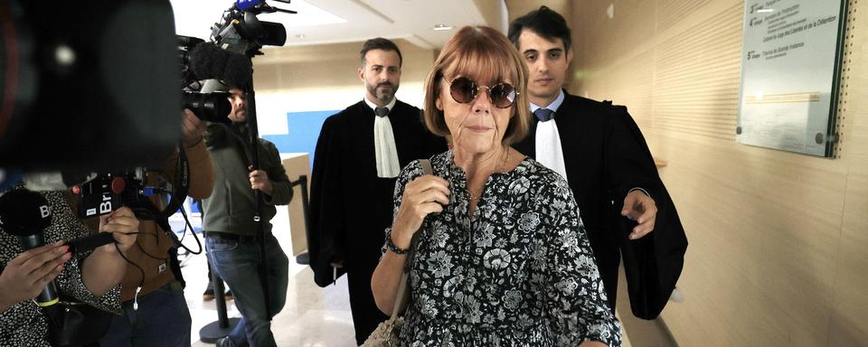 Gisèle Pélicot, escortée par ses avocats Stéphane Babonneau et Antoine Camus, sort de la cour d'assises après l'audience du procès pour viol de son ancien mari, à Avignon, dans le sud de la France, le 17 septembre 2024. [EPA/KEYSTONE - GUILLAUME HORCAJUELO]