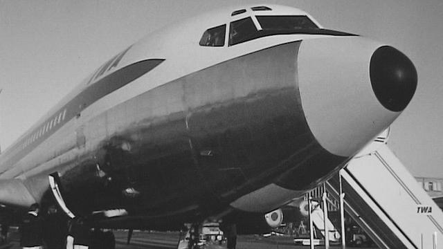 Un avion Boeing 707 à l'aéroport de Genève en 1959 [RTS]