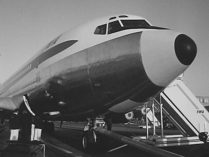 Un avion Boeing 707 à l'aéroport de Genève en 1959 [RTS]