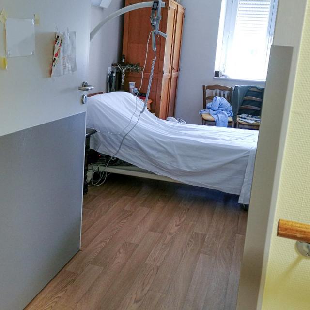 Une chambre avec un lit d'hôpital. [AFP - Nicolas Guyonnet / Hans Lucas]