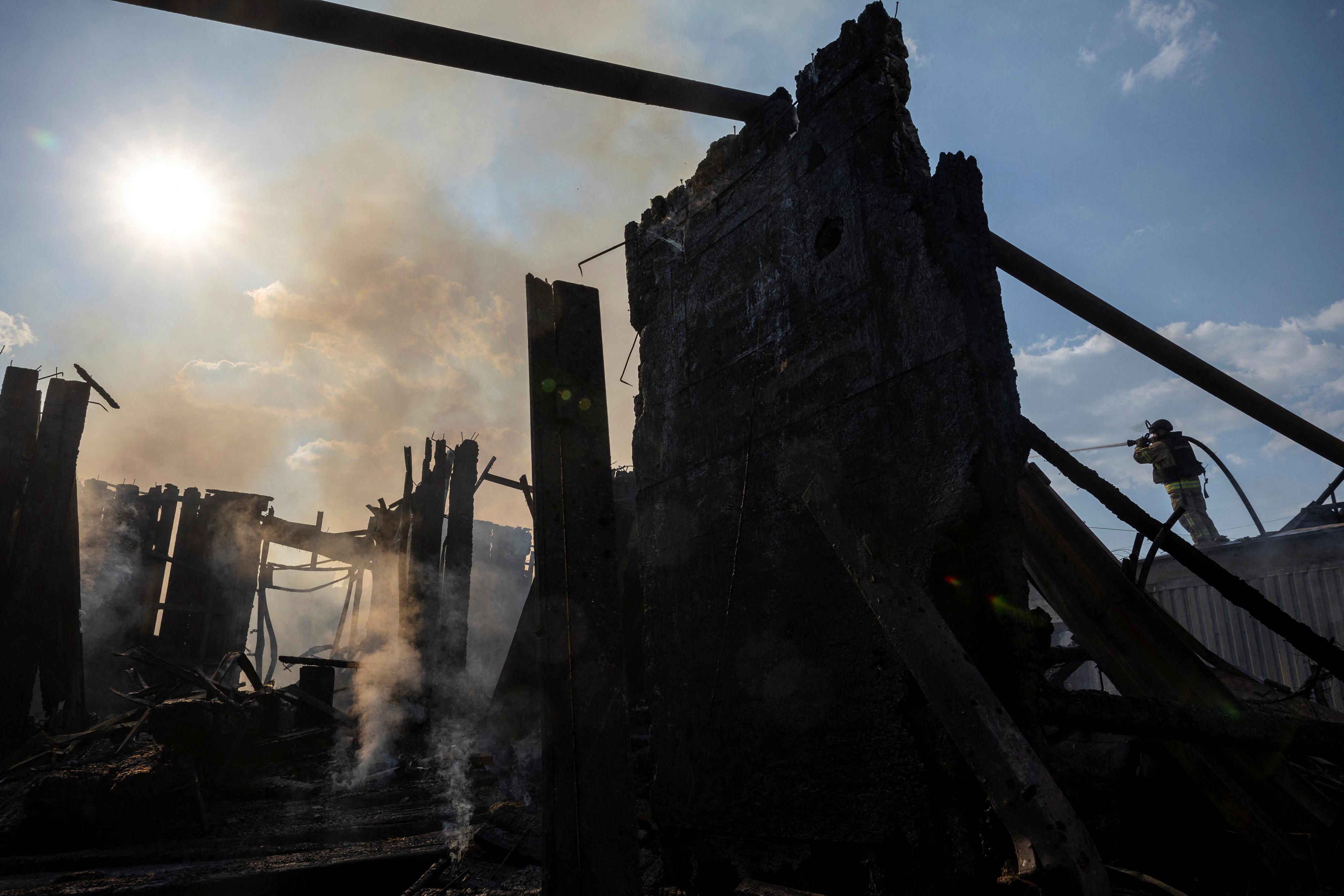 Un secouriste éteint un incendie qui a détruit une maison privée après une frappe russe dans une zone résidentielle de Pokrovsk, le 3 août 2024 (image d'illustration). [REUTERS - Thomas Peter]