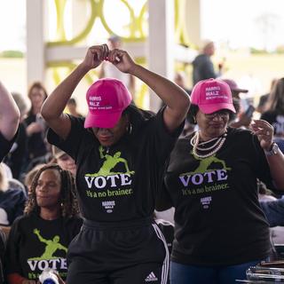 Des milliers de femmes ont défilé dans les rues de Washington pour afficher leur soutien à Kamala Harris. [Keystone - AP Photo/Allison Joyce]