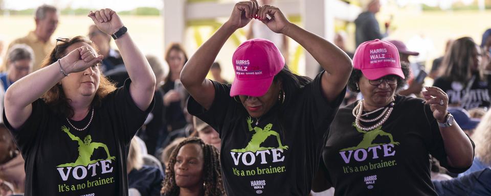 Des milliers de femmes ont défilé dans les rues de Washington pour afficher leur soutien à Kamala Harris. [Keystone - AP Photo/Allison Joyce]