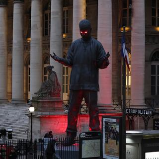 La statue de Kid Cudi devant le Palais Brongniart, à Paris, le 12 janvier 2024. [AFP - ALAIN JOCARD]