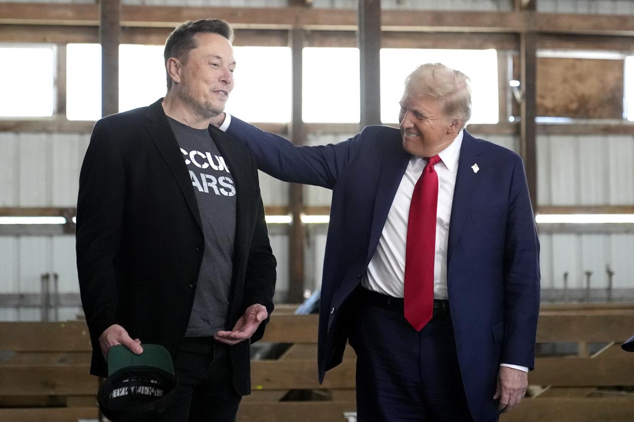 Le PDG de Tesla et SpaceX, Elon Musk, à gauche, et le candidat républicain à l'élection présidentielle, l'ancien président Donald Trump, assistent à un événement de campagne au Butler Farm Show, le samedi 5 octobre 2024, à Butler, en Pennsylvanie. [KEYSTONE - ALEX BRANDON]