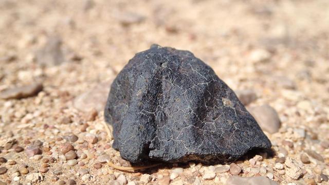 Un fragment de météorite récupéré par l'équipe suisse et omanaise le 7 février 2023 près d’Al-Khadhaf, au sud-ouest d’Oman [NMBE - Olympys digital camera]