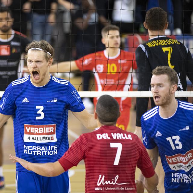 Le championnat masculin de volleyball s’est relancé cette saison en accueillant plus d’équipes. [Keystone - Laurent Gillieron]