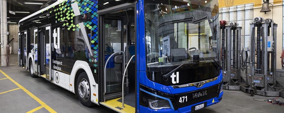 Un bus électrique des Transports publics lausannois. [Keystone - Cyril Zingaro]