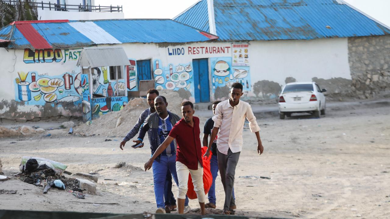 Des gens portent le cadavre d'une femme non identifiée tuée dans une explosion survenue sur la plage du Lido à Mogadiscio, en Somalie, le 3 août 2024. [reuters - Feisal Omar]