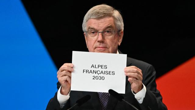 Thomas Bach, président du CIO, annonce que les Jeux olympiques 2030 auront lieu dans les Alpes françaises. [AFP - Fabrice Coffrini]