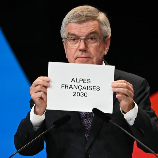 Thomas Bach, président du CIO, annonce que les Jeux olympiques 2030 auront lieu dans les Alpes françaises. [AFP - Fabrice Coffrini]