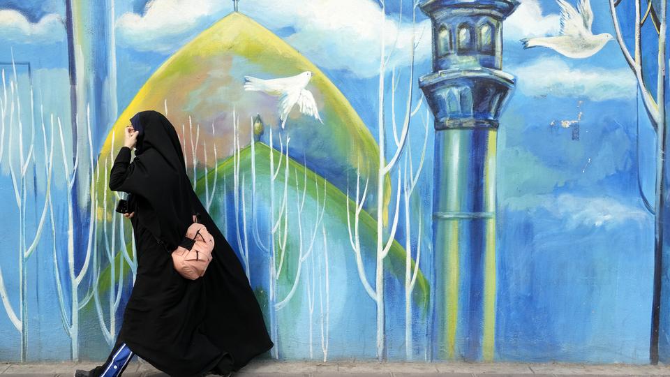 Une femme complètement voilée à Téhéran en Iran. [Keystone/AP Photo - Vahid Salemi]