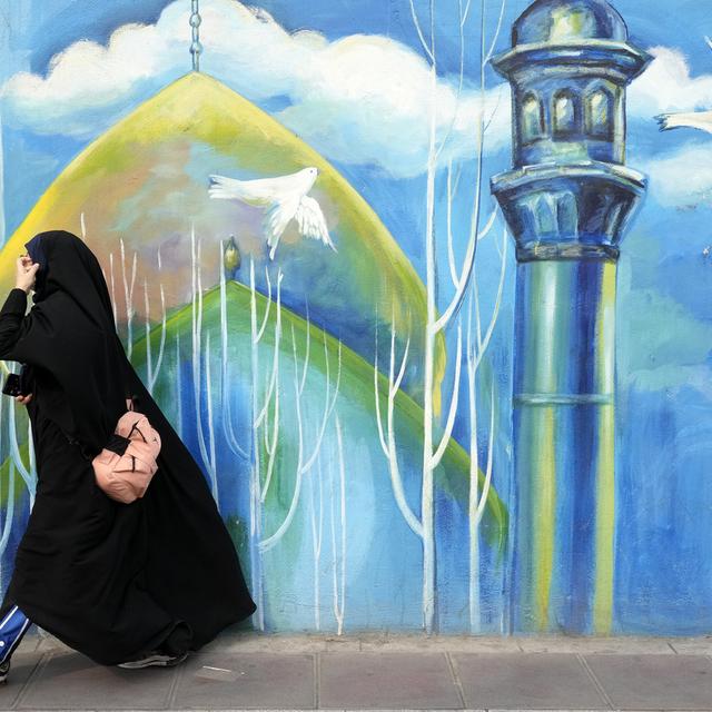 Une femme complètement voilée à Téhéran en Iran. [Keystone/AP Photo - Vahid Salemi]