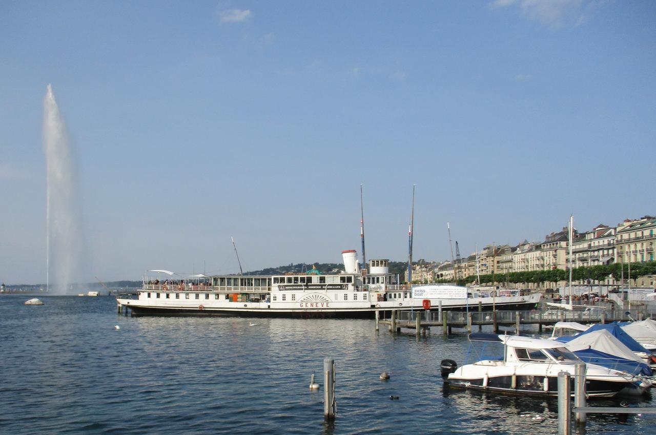 Le "Genève" amarré devant le jet d'eau en 2023 [CC BY-SA 4.0 - Arnaud 25]