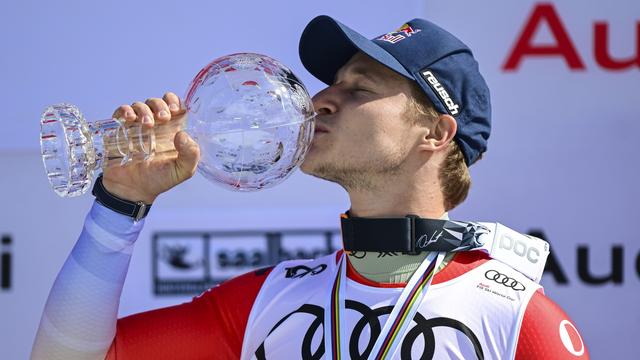 Marco Odermatt remporte son 4e globe de la saison. [Keystone - Christian Bruna]