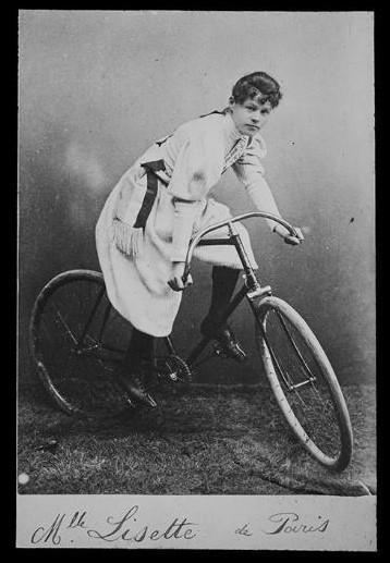 Amélie Le Gall, dit Lisette de Paris, une des premières cyclistes professionnelles qui a affronté les cyclistes genevois au vélodromede Varembé à la fin du 19e siècle. Plaque en verre clichée par Philippe Wagneur [Collection B. Boscardin - © Muséum Genève - Philippe Wagneur]