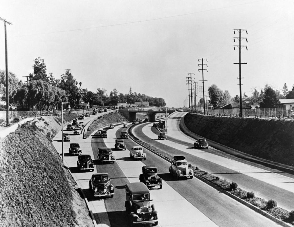 La voie rapide d'Arroyo Seco, qui mène à Los Angeles, en 1946. [AFP]