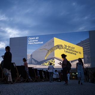 Des projections de films open air ont fait la promotion du Festival de Locarno au musée Plateforme 10 de Lausanne. [Keystone - Valentin Flauraud]