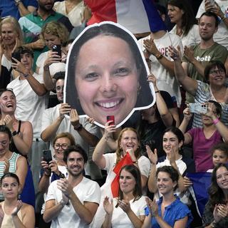 Les supporters se sont rassemblés pour soutenir la nageuse française Emeline Pierre. [AP Photo/Keystone - Michel Euler]