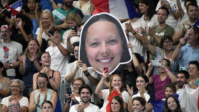 Les supporters se sont rassemblés pour soutenir la nageuse française Emeline Pierre. [AP Photo/Keystone - Michel Euler]