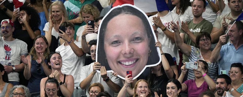 Les supporters se sont rassemblés pour soutenir la nageuse française Emeline Pierre. [AP Photo/Keystone - Michel Euler]