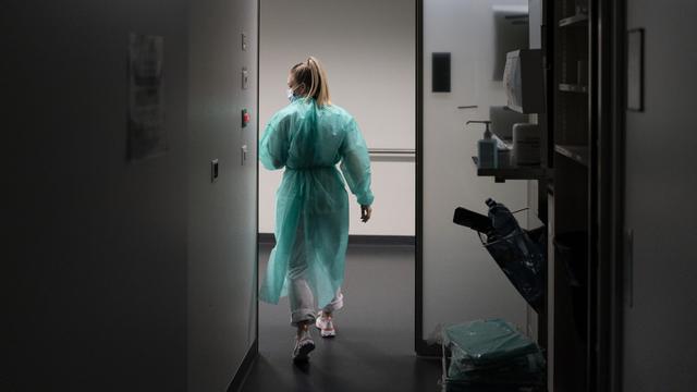 Une infirmière de nuit sort de la chambre d'un patient. [Keystone - Gaetan Bally]