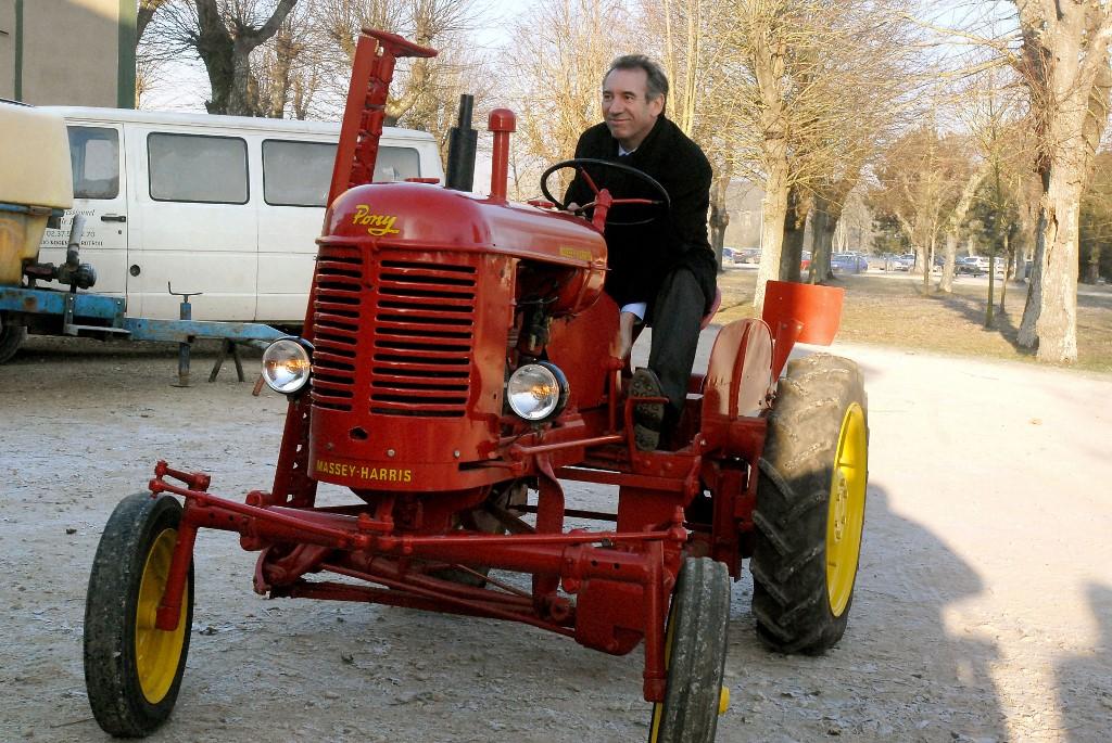 Le centriste sur le tracteur de son père, un Pony de 1952, en 2007. [AFP - ALAIN JOCARD]