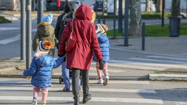 Des parents et leurs enfants (photo d'illustration) [AFP - Hans Lucas]