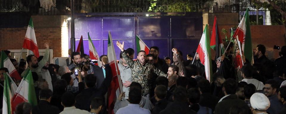 Des Iraniens fêtent le départ des missiles envoyés sur Israël, le 14 avril 2024. [Keystone - EPA/Abedin Taherkenareh]