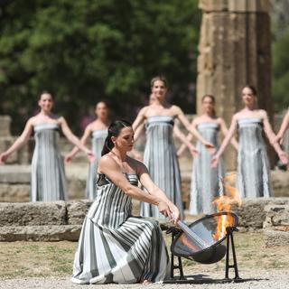 Grèce: la flamme olympique est allumée à Olympie [EPA/Keystone - George Vitsaras]