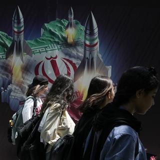 De plus en plus d'Iraniennes se promènent désormais dans les rues sans voile. [Keystone - Vahid Salemi - AP Photo]