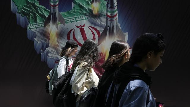 De plus en plus d'Iraniennes se promènent désormais dans les rues sans voile. [Keystone - Vahid Salemi - AP Photo]