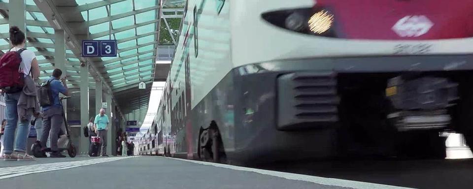 Les jeunes ne pourront pas emprunter les transports publics gratuitement à Berne. [RTS]