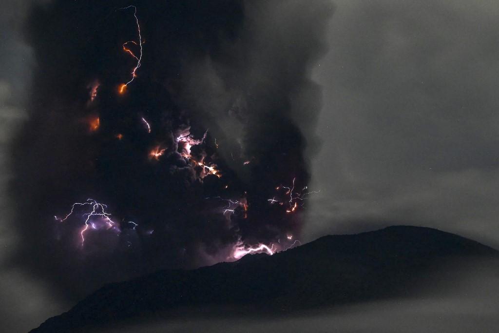 Des éclairs au-dessus de Mont Ibu, en Indonésie. [AFP - Center for Volcanology and Geological Hazard Mitigation]