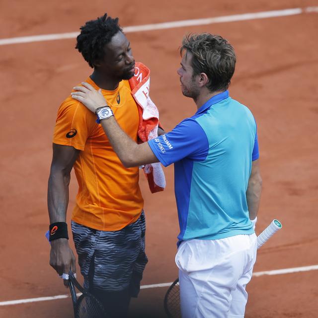 Gaël Monfils et Stan Wawrinka vont reprendre leur match interrompu hier à Wimbledon. [Keystone/AP Photo - Michel Euler]