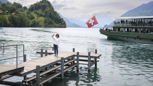 Une touriste sud-coréenne à Iseltwald. [Keystone - Peter Klaunzer]