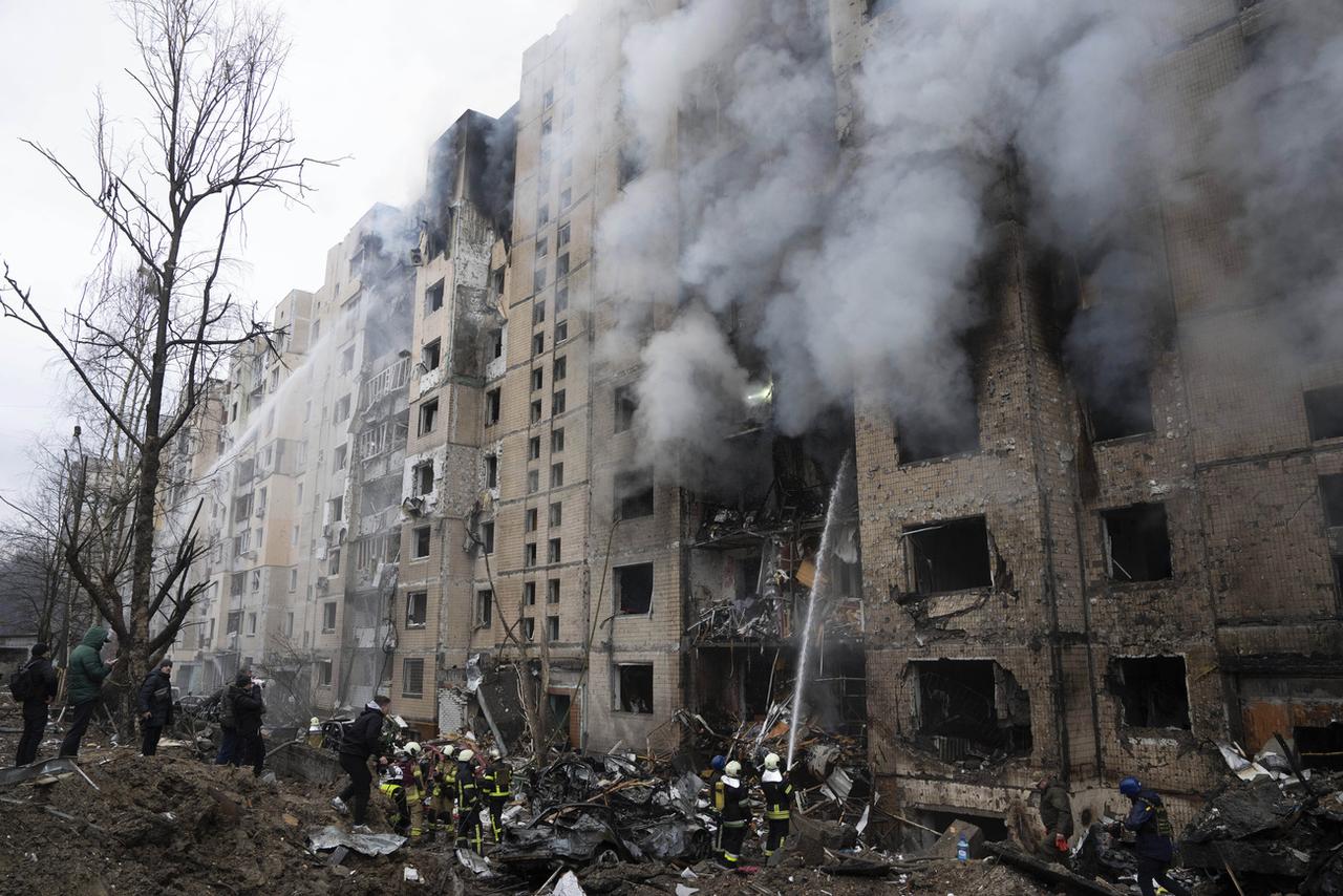 Au moins quatre personnes ont été tuées dans un nouveau bombardement massif de l'Ukraine par la Russie, selon les autorités ukrainiennes. [Keystone - Evgeniy Maloletka - AP Photo]