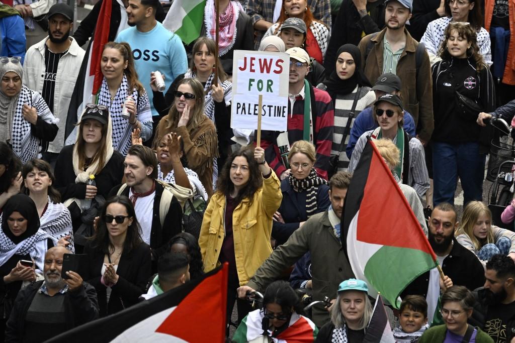 Les manifestants protestent contre la participation israélienne à la finale de l'Eurovision. [TT News Agency via AFP - JOHAN NILSSON]