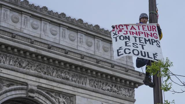 Manifestations à Paris autour de la visite d’Etat en France du président chinois Xi Jinping. [AP Photo/ Keystone - Michel Euler]