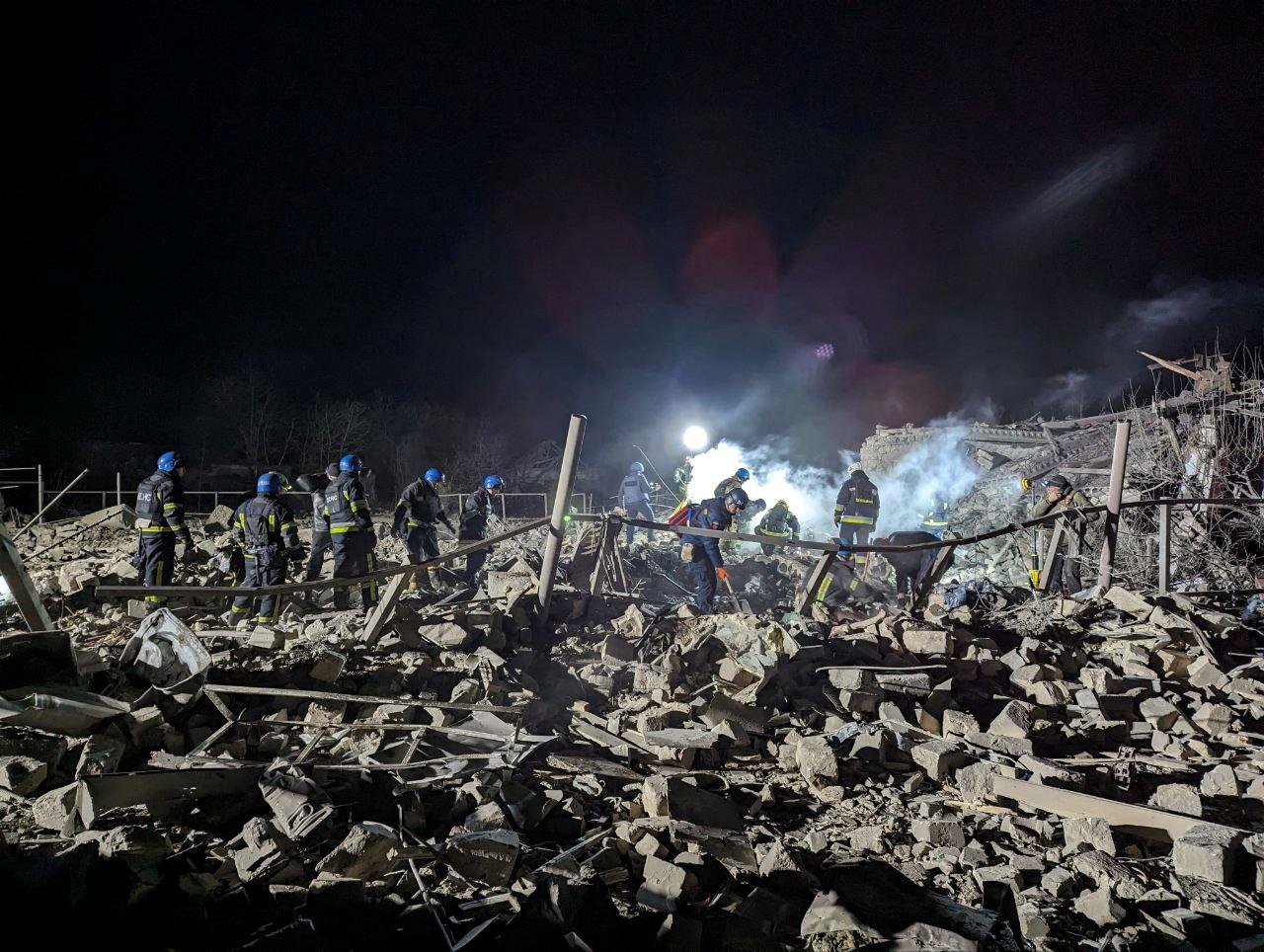 Des secouristes dans les ruines causées par une frappe russe à Pokrovsk. [Reuters - Press service of the State Emergency Service of Ukraine in Donetsk region]