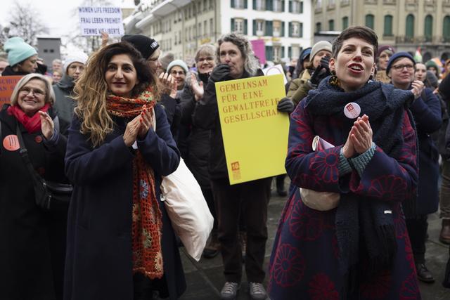 La présidente des Vert-e-s suisses Lisa Mazzone (droite) et la conseillère national Sibel Arslan (Les Vert-e-s/BS), à gauche, applaudissent Simonetta Sommaruga. [KEYSTONE - PETER KLAUNZER]