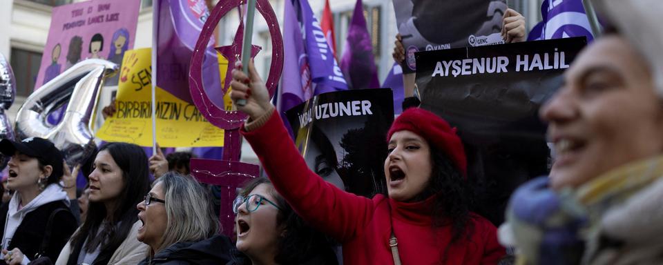 Les féministes se sont rassemblées lundi en Turquie à l'occasion de la Journée internationale pour l'élimination de la violence à l'égard des femmes. [Reuters - Umit Bektas]