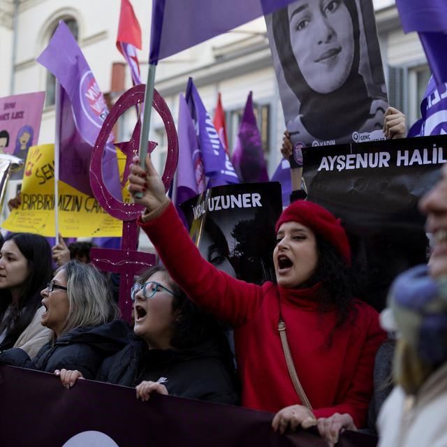 Les féministes se sont rassemblées lundi en Turquie à l'occasion de la Journée internationale pour l'élimination de la violence à l'égard des femmes. [Reuters - Umit Bektas]