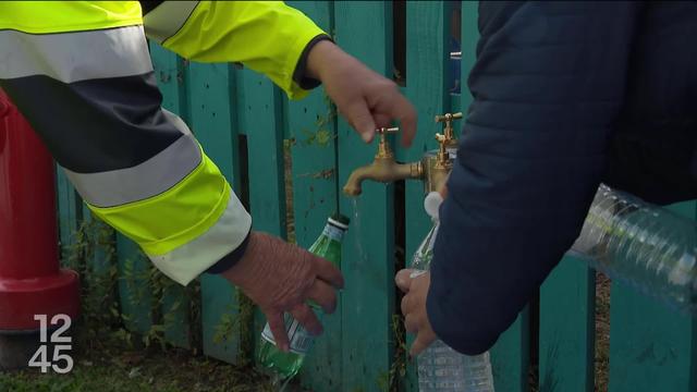 Dans plusieurs endroits à Genève, des points d’approvisionnement sont installés pour fournir de l’eau aux habitants