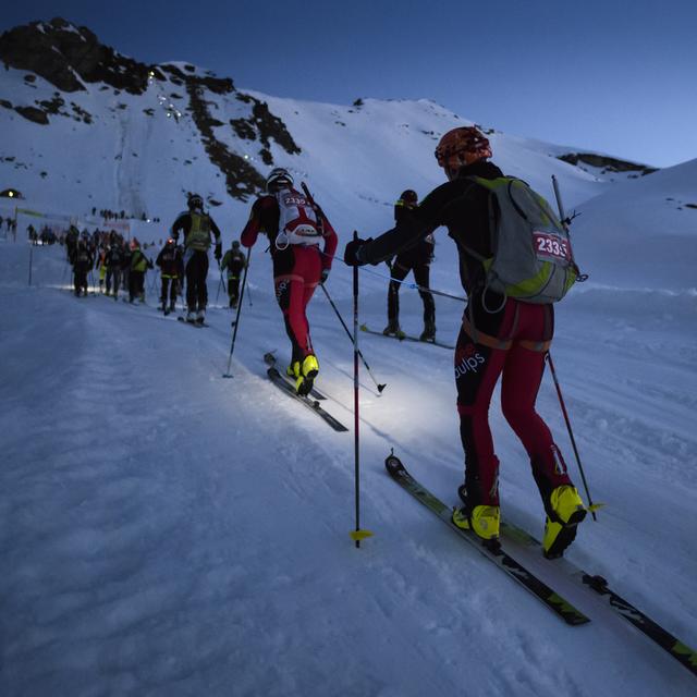 Des concurrents grimpent sur le chemin du col De Riedmatten et du col De Tsena Refien, lors de la 21e course de la Patrouille des Glaciers près d'Arolla, en Suisse, en 2018 (image d'archives). [Keystone - Anthony Anex]