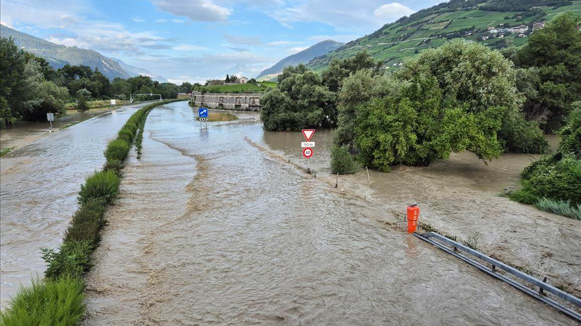 Le Rhône a débordé en Valais, causant l'évacuation de centaines de personnes. [RTS]