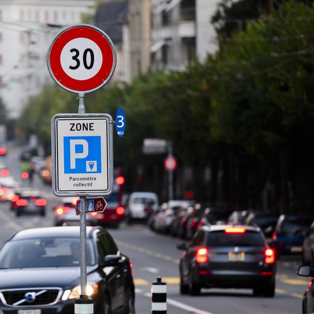 Entre la limitation à 30km/h et le refus de la gratuité des parkings durant la première heure, Fribourg durcit le ton face aux voitures. [Keystone - Jean-Christophe Bott]