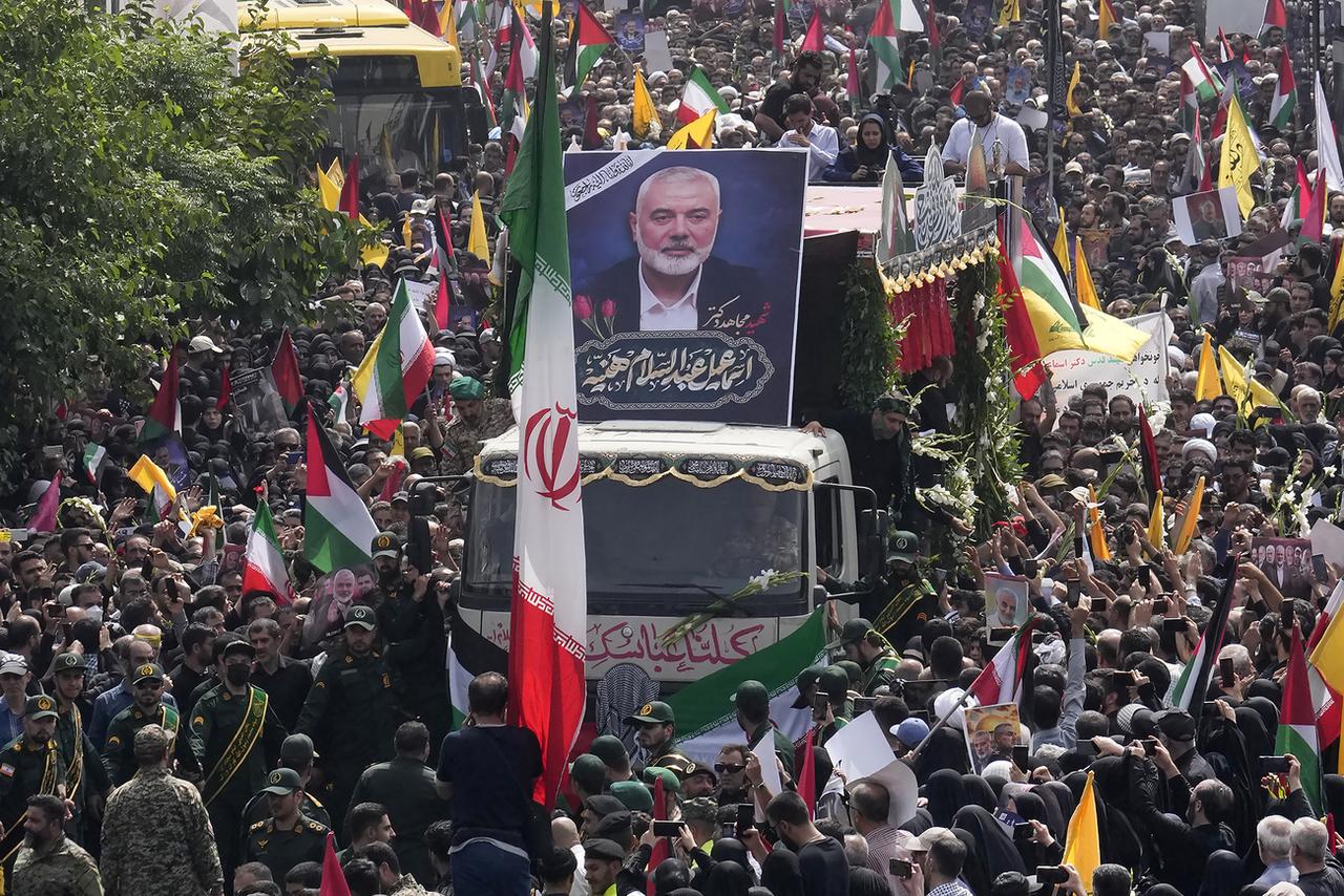 Les funérailles d'Ismaïl Haniyeh ont rassemblé des milliers de personnes à Téhéran jeudi 1er août. [KEYSTONE - VAHID SALEMI]