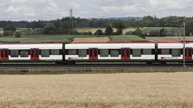 Un train dans la campagne helvétique. [Keystone - Gaetan Bally]