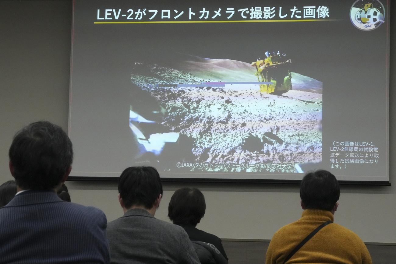 Une image prise par le véhicule lunaire japonais est dévoilée en conférence de presse à Tokyo, le 25 janvier 2024. [AP Photo - Eugene Hoshiko]